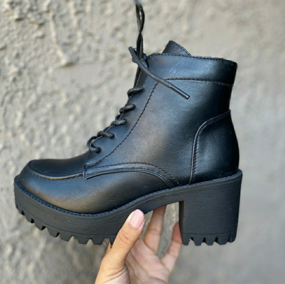 90's Grunge Style Lug Sole Boots!